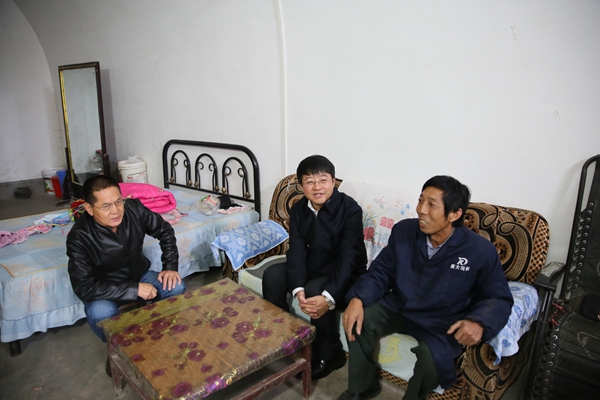深刻穷困户家中走访调研_副本.jpg